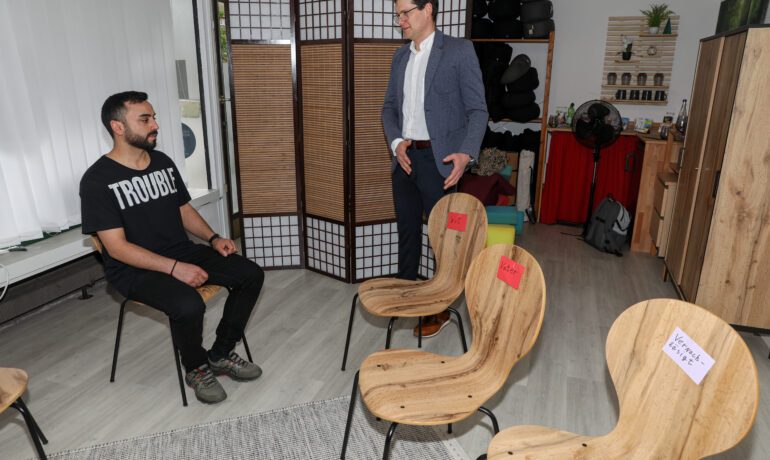 Psychotherapie Waiblingen – Gunnar Keck in einer tiefenpsychologischen Psychodrama-Sitzung: Stühle im Raum repräsentieren innere Anteile und Beziehungsdynamiken