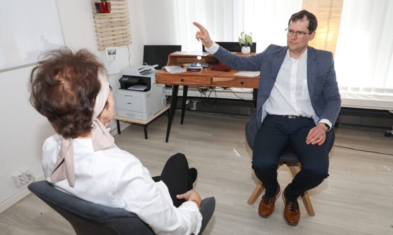 Psychotherapie Waiblingen – Gunnar Keck, Heilpraktiker für Psychotherapie, in einer EMDR-Sitzung mit einer Klientin in seiner Praxis in der Kurzen Straße 37, 71332 Waiblingen