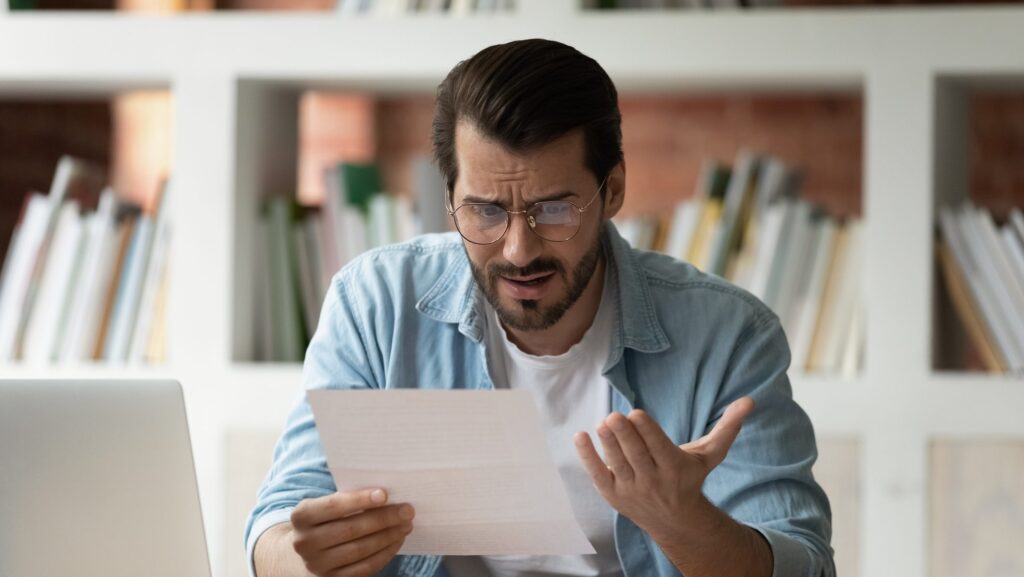Mann liest besorgten Brief MPU Abstinenznachweis Führerscheinstelle